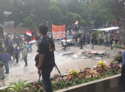 Massa Copot Paksa Kain Hitam, Demo KPK Berakhir Bentrok