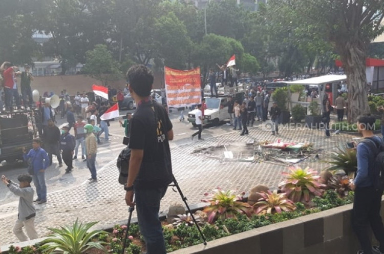 Massa Copot Paksa Kain Hitam, Demo KPK Berakhir Bentrok