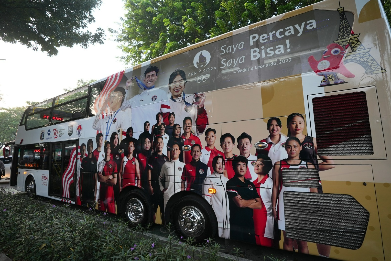 Bus double checker TransJakarta didesain dengan wajah para atlet