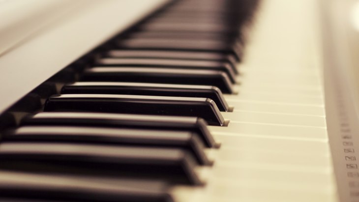 Bermain Piano Mendorong Ketrampilan Bidang Lainnya