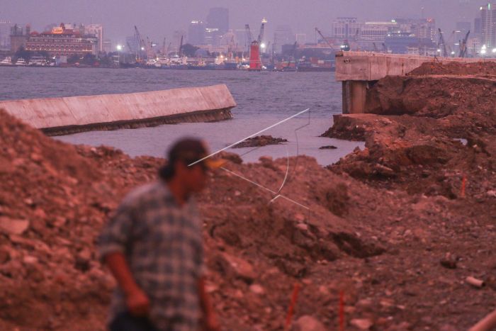 Suasana tanggul National Capital Integrated Coastal Deveploment (NCICD) Muara Baru yang jebol di Jakarta, Rabu (4/12/2019). Tanggul yang berfungsi untuk membendung air laut agar tidak sampai ke rumah warga tersebut jebol pada Selasa (3/12), dan sampai saat ini belum diketahui penyebabnya. ANTARA FOTO/Rivan Awal Lingga/wsj.