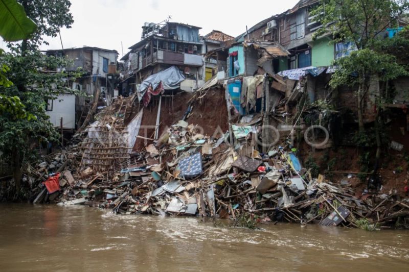 6 Kontrakan di Tebet Hancur, Pemkot Jaksel Andalkan Kayu Dolken Cegah Longsor Ciliwung Makin Parah