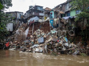 6 Kontrakan di Tebet Hancur, Pemkot Jaksel Andalkan Kayu Dolken Cegah Longsor Ciliwung Makin Parah