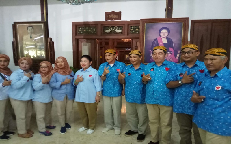 Titiek Soeharto bersama para pendukung di Solo