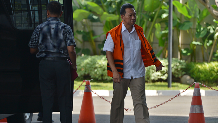Tersangka Bupati Kebumen nonaktif Mohammad Yahya Fuad tiba untuk menjalani pemeriksaan di gedung KPK, Jakarta, Rabu (14/3). Mohammad Yahya Fuad diperiksa sebagai saksi untuk tersangka Hojin Anshori terkait dugaan kasus suap pengadaan barang dan jasa menggunakan dana APBD Kabupaten Kebumen tahun 2016. ANTARA FOTO/Wahyu Putro A/ama/18