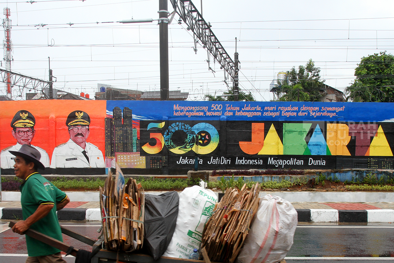 Seni Mural Peringatan 500 Tahun Kota Jakarta Hiasi Dinding Jalan Bukit Duri 