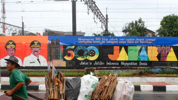 Seni Mural Peringatan 500 Tahun Kota Jakarta Hiasi Dinding Jalan Bukit Duri 