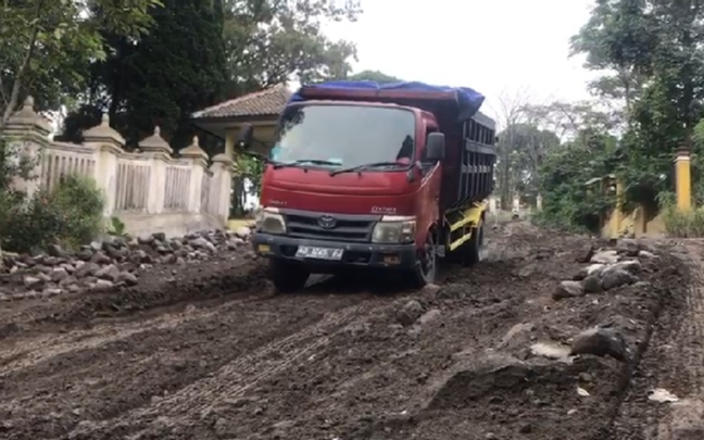 Jalur evakuasi Gunung Merapi di Kecamatan Kemalang, Kabupaten Klaten Jawa Tengah rusak parah, Rabu (8/7). (MP/Ismail)