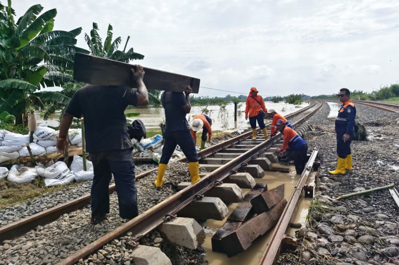 Perjalanan Kereta Api Lintas Semarang-Surabaya Terganggu Akibat Banjir di Grobogan