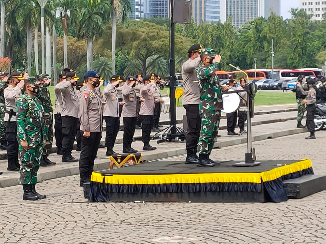 Polri dan TNI melakukan apel gelar pasukan untuk mengantisipasi adanya aksi unjuk rasa menentang UU Cipta Kerja di kawasan Istana Negara.