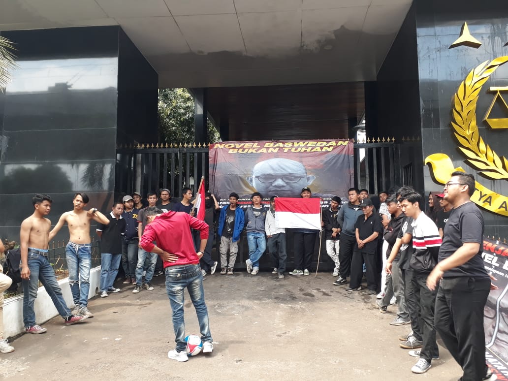 Massa Corong Rakyat kembali menggelar aksi teatrikal main bola di area Gedung Kejaksaan Agung, Selasa (14/1). Foto: MP/Kanu
