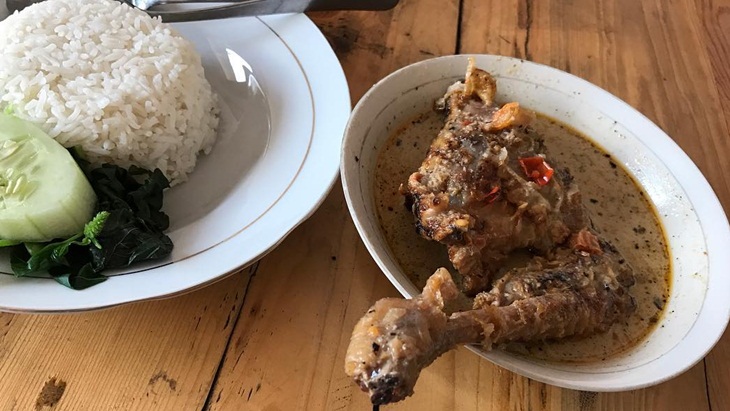 Cuma Banyuwangi yang Punya Ayam Pedas Genteng