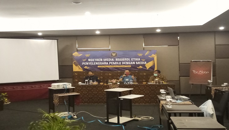 DKPP RI bersama awak media Solo, Jawa Tengah mengadakan diskuai terkait pilkada serentak, Sabtu (19/9). (MP/Ismail).