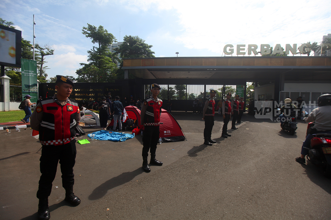 Sejumlah massa aksi yang menolak revisi Undang-Undang (RUU) TNI mendirikan tenda dan berkemah di depan Gerbang Pancasila gedung MPR/DPR/DPD RI.