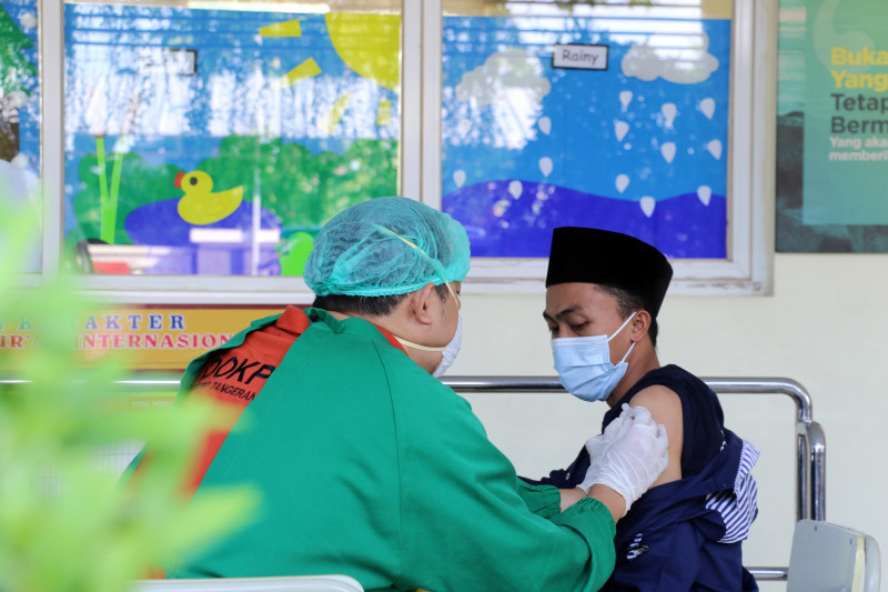 Vaksinasi. (Foto: Antara)