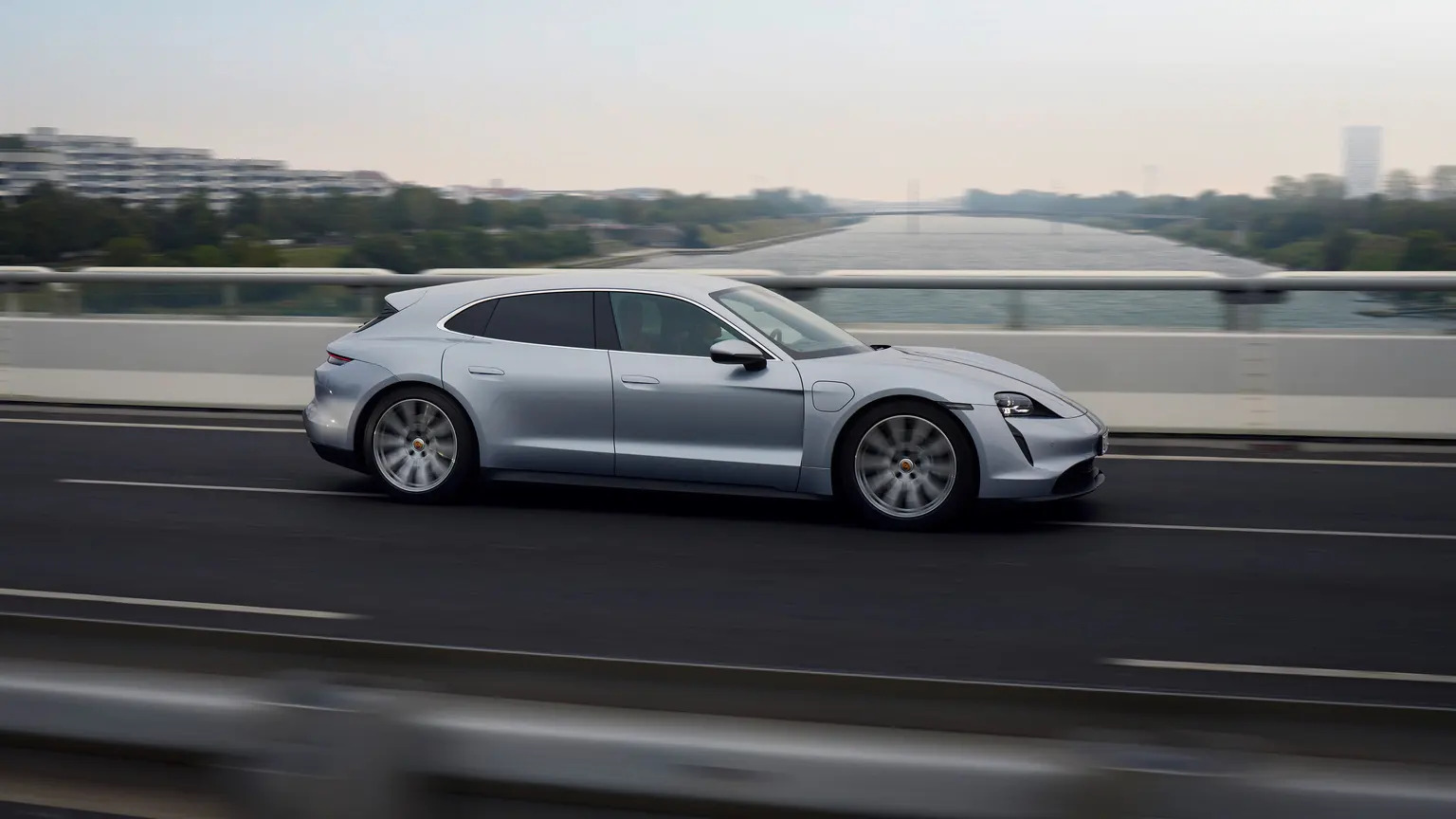 Porsche Tarik 9.570 Unit Taycan karena Masalah Kursi