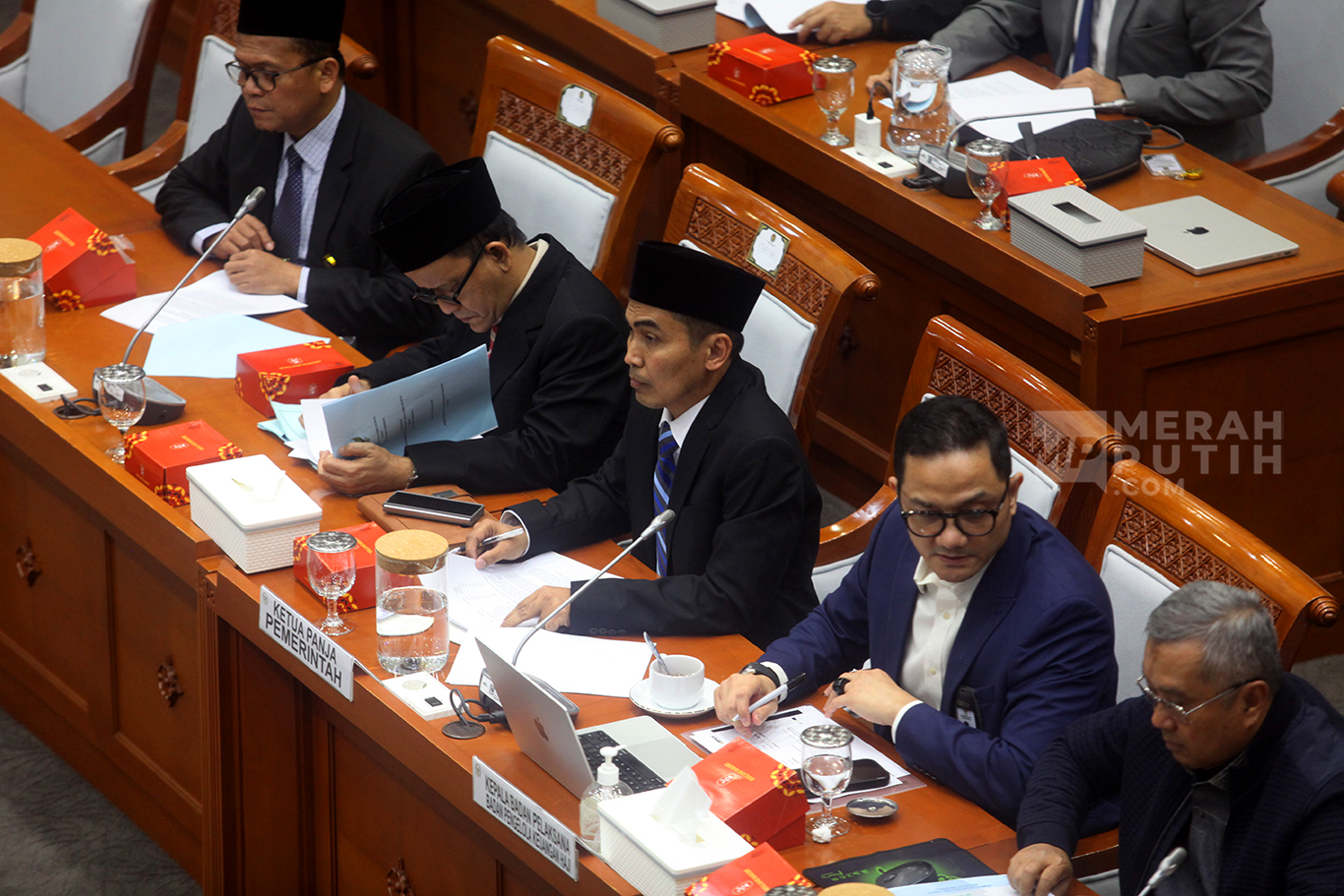 Ketua Panja Pemerintah Jaenal Effendi serta Kepala Badan Pelaksana BPKH Fadlul Imansyah saat rapat Panja BPIH di Kompleks Parlemen, Senayan, Jakarta, Rabu (29/10/2025).