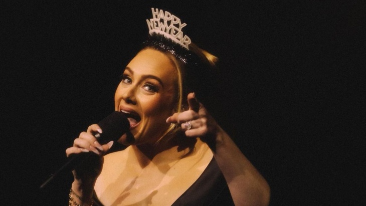 Momen Haru Ketika Adele Berjumpa Penggemar dari Indonesia di Konsernya