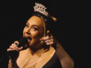 Momen Haru Ketika Adele Berjumpa Penggemar dari Indonesia di Konsernya