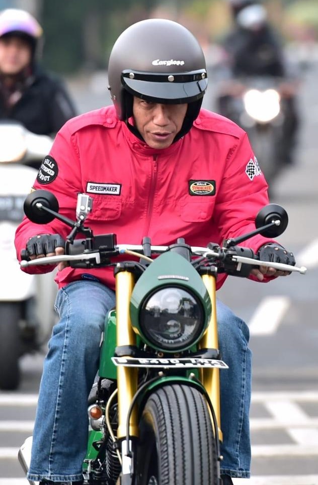 Jokowi dengan motor Street Tracker