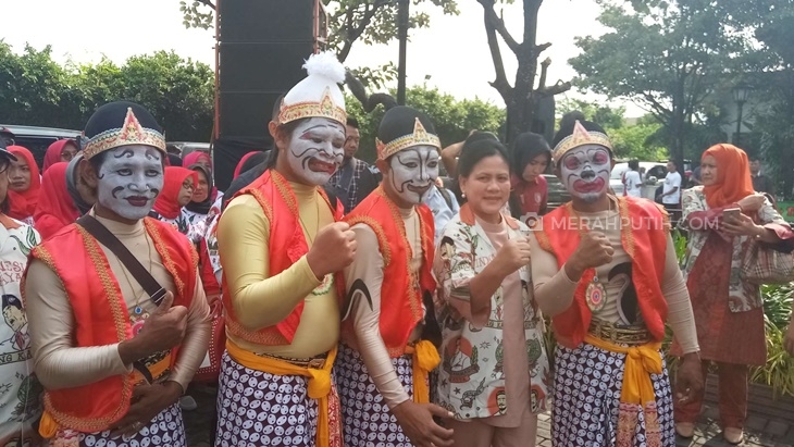 Istri Jokowi Salat Tahajud Lepas Gibran Daftar Cawali Solo di DPD PDIP