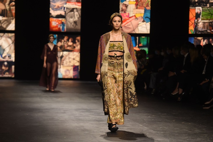 Kain Endek Bali Warnai Koleksi Dior di Paris Fashion Week