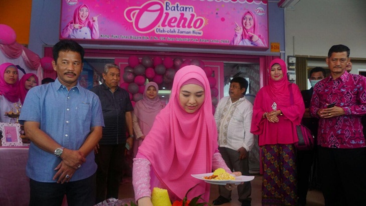 Oki Setiana Dewi Buka Toko Kue di Kampung Halaman
