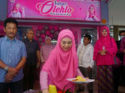 Oki Setiana Dewi Buka Toko Kue di Kampung Halaman