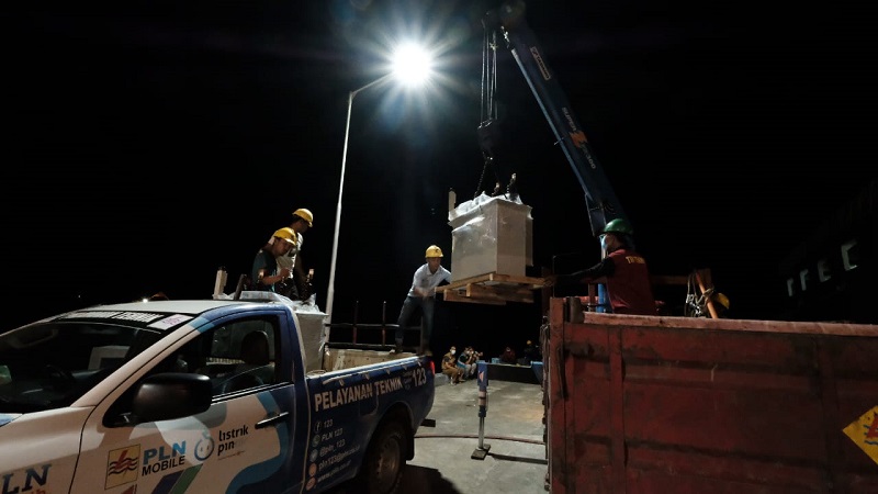 Pengiriman trafo ke Sulbar. (Foto: PLN)
