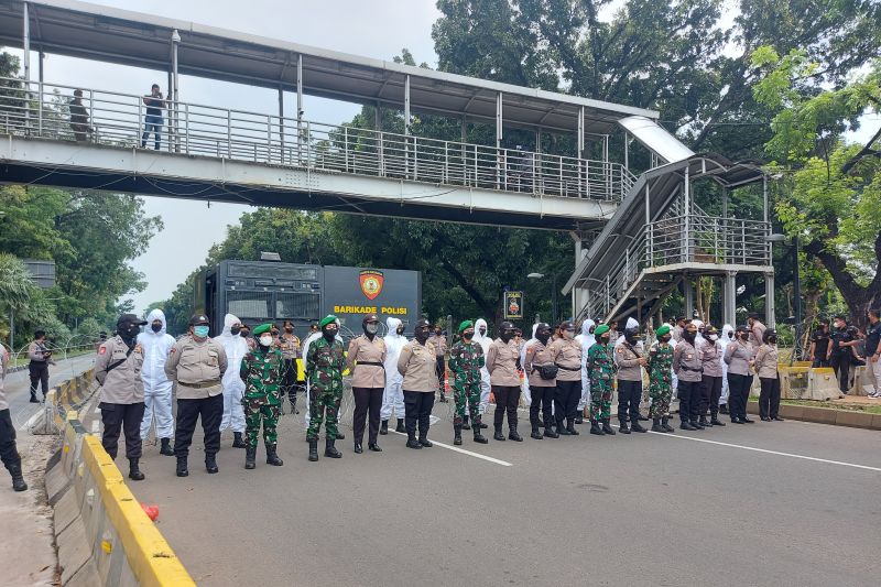 Polisi menutup Jalan Merdeka Selatan dengan kawat berduri sebagai imbas dari aksi penyampaian pendapat Aliansi Buruh di Jakarta, Kamis (28/10/2021). ANTARA/Mentari Dwi Gayati