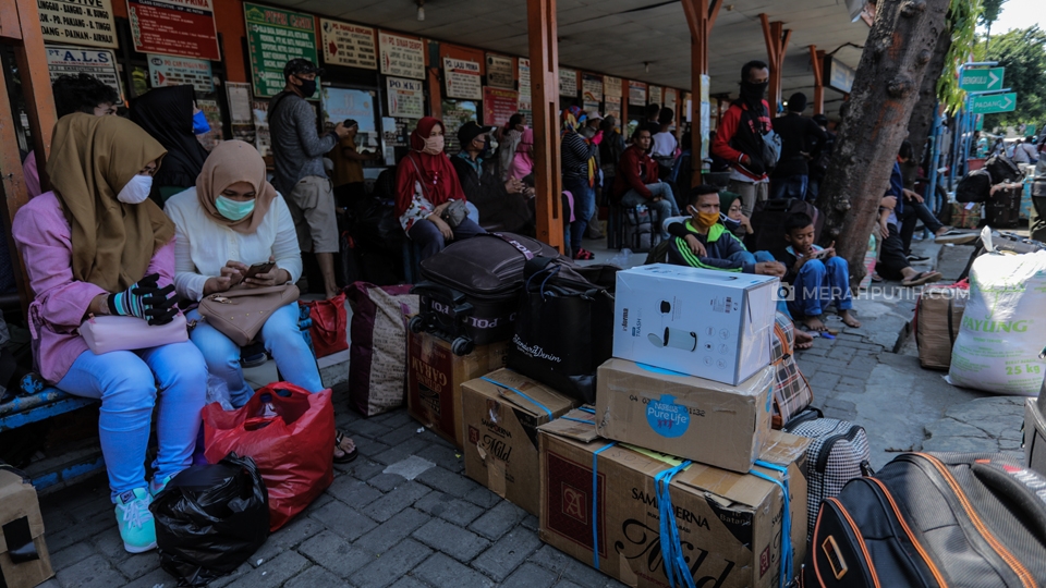 Pemudik menunggu keberangkatan bus antar kota dan antar provinsi di terminal Kalideres, Jakarta Barat, Jakarta, Rabu, (22/4/2020). (Foto: MP/Rizki Fitrianto)