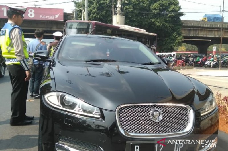 Polisi menindak kendaraan berplat genap yang melanggar aturan ganjil-genap di ruas Jalan Fatmawati Jakarta Selatan, Senin (9/9/2019). ANTARA/DEVI NINDY