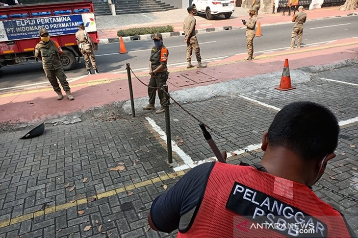 Satpol PP Jakarta Pusat memberikan sanksi sosial kepada warga di Cempaka Putih yang tidak memakai masker, Kamis (6/8/2020). ANTARA/HO-Satpol PP Jakpus/am.