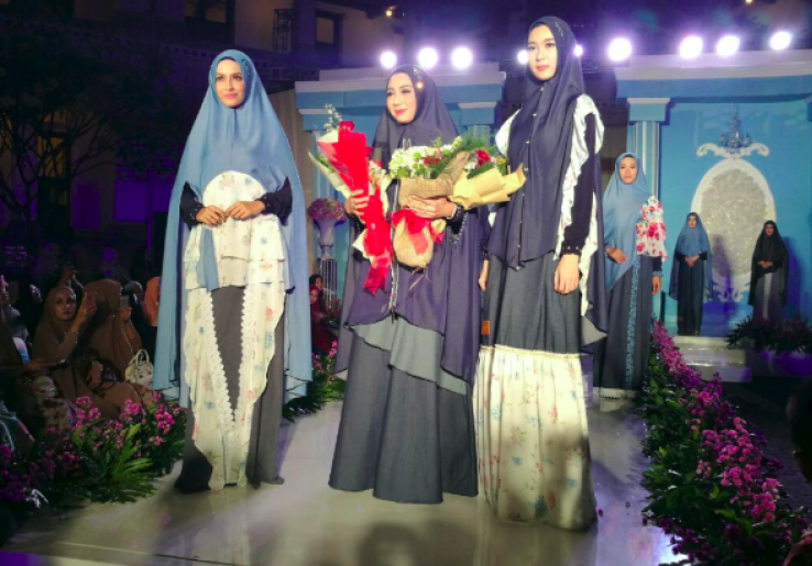 Tetap Cantik dengan Memakai Hijab Syar'i Berbahan Denim