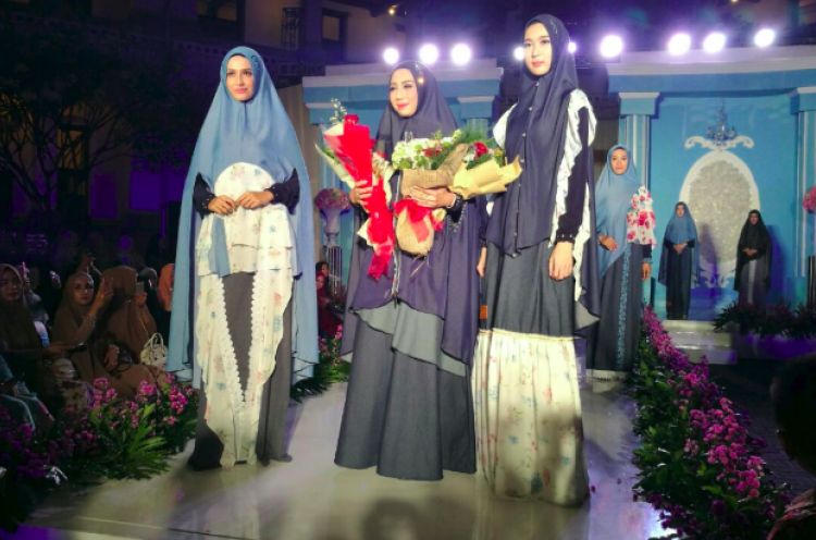 Tetap Cantik dengan Memakai Hijab Syar'i Berbahan Denim