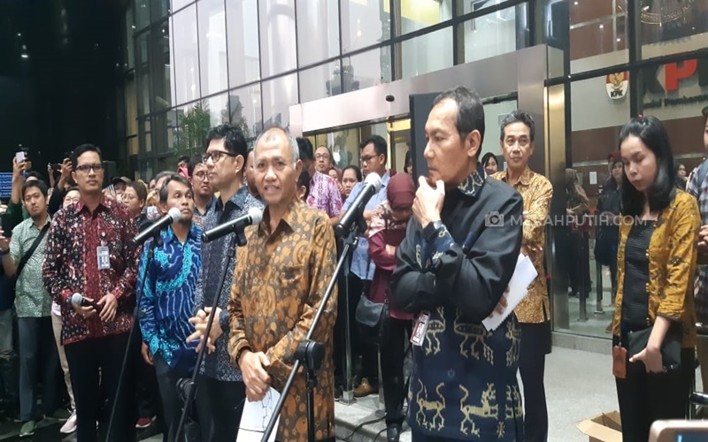 Wakil Ketua KPK Saut Situmorang bersama para pimpinan dan pegawa KPK