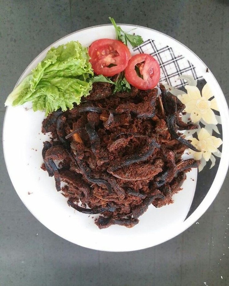 Rendang belut. (Foto: instagram.com/seenaknya_musimpadang)