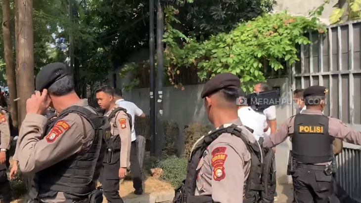 Polisi Amankan Koper Besar Usai Geledah Rumah Ketua KPK di Kertanegara