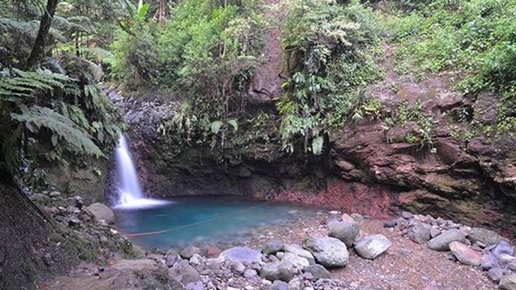 Menikmati Kejernihan Air Curug Pangeran