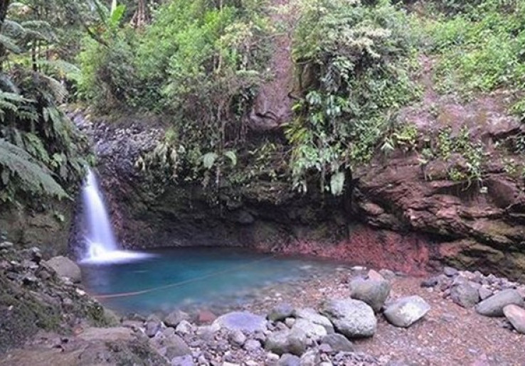 Menikmati Kejernihan Air Curug Pangeran