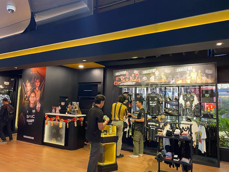 Buruan Datang ke Dewa United Store! Ada Diskon 50 Persen hingga Bisa Kostum Nama Gratis