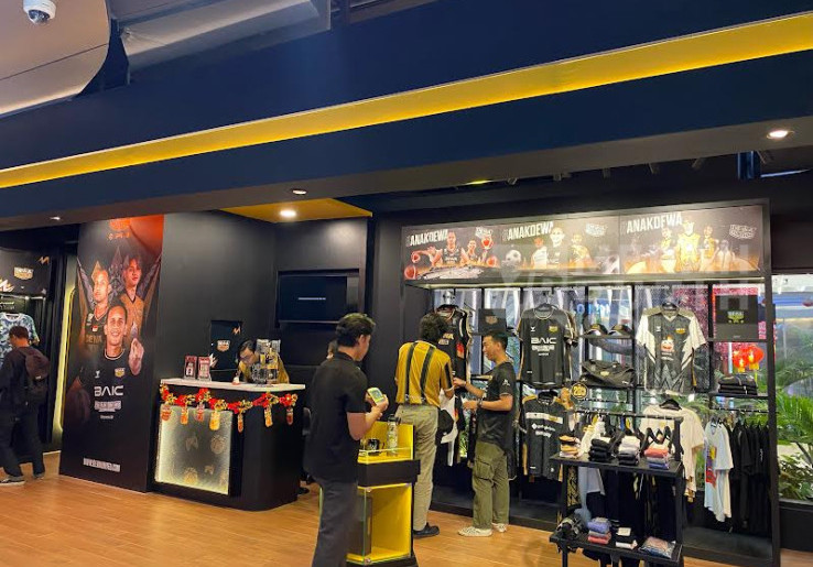 Buruan Datang ke Dewa United Store! Ada Diskon 50 Persen hingga Bisa Kostum Nama Gratis
