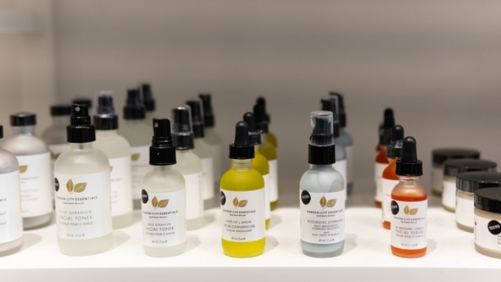 Serum retinol terkenal ampuh dalam meratakan tekstur wajah. (Foto: Pixabay/timokefoto)