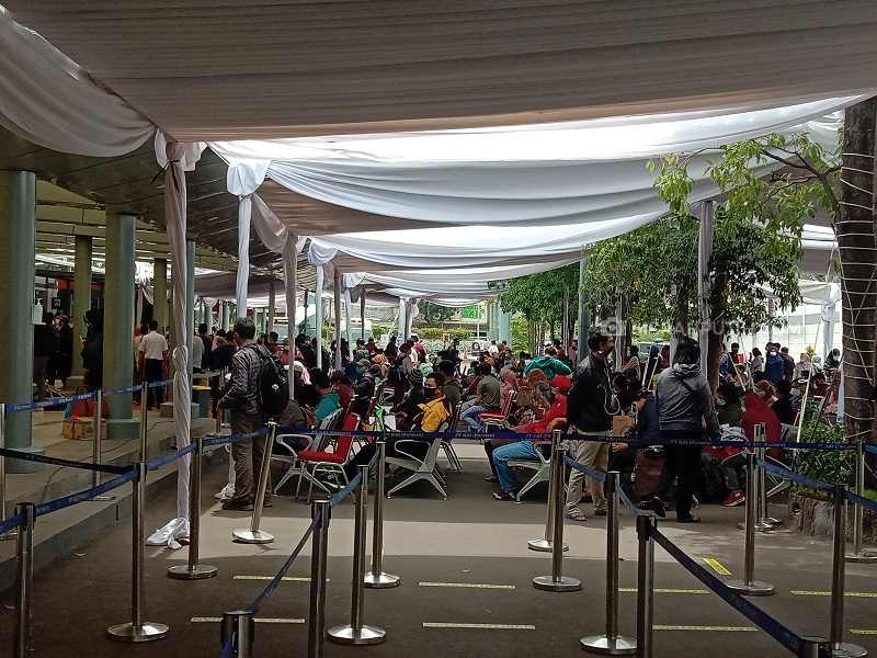 17 Ribu Penumpang Test Antigen di Stasiun Senen dan Gambir