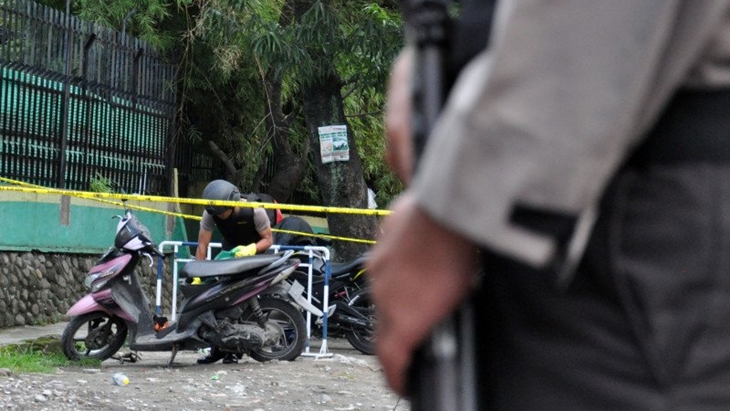 Gegana Brimob Polda Sumut memeriksa motor yang diduga milik pelaku bom bunuh diri di Mapolrestabes Medan. (ANTARA FOTO/Septianda Perdana/ama).
