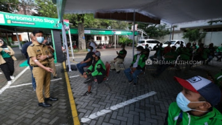   Sebanyak 1.500 ojol di Solo, Jawa Tengah dapat vaksinasi corona di Balai Kota, Senin (22/3). (MP/Ismail)