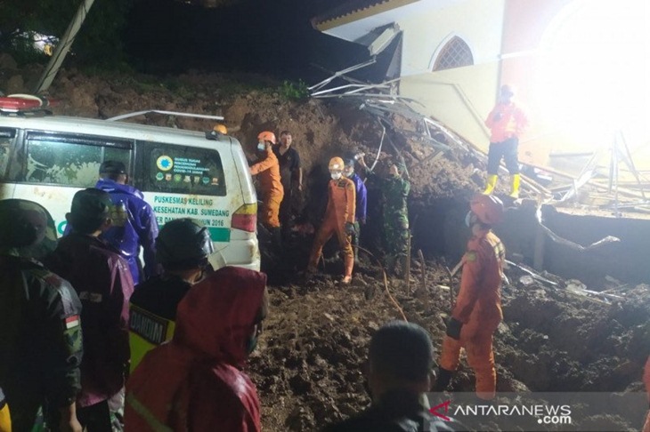 Petugas melakukan pencarian korban tertimbun longsor di Desa Cihanjuang, Kecamatan Cimanggung, Kabupaten Sumedang. (ANTARA/HO-Basarnas Bandung)