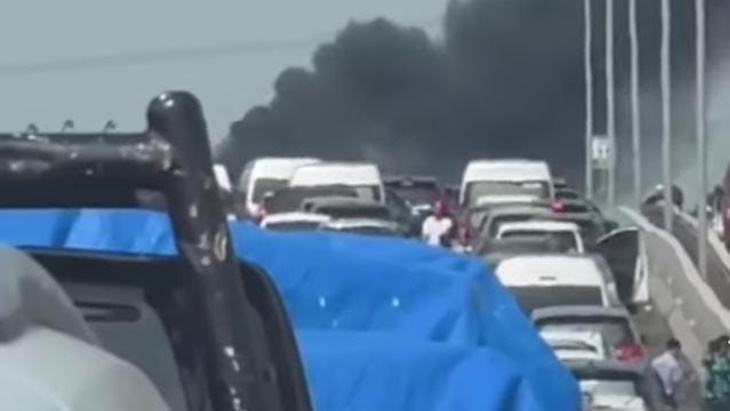 Akses Masuk Tol MBZ Ditutup Imbas Kendaraan Terbakar di Jalur Arah Cikampek