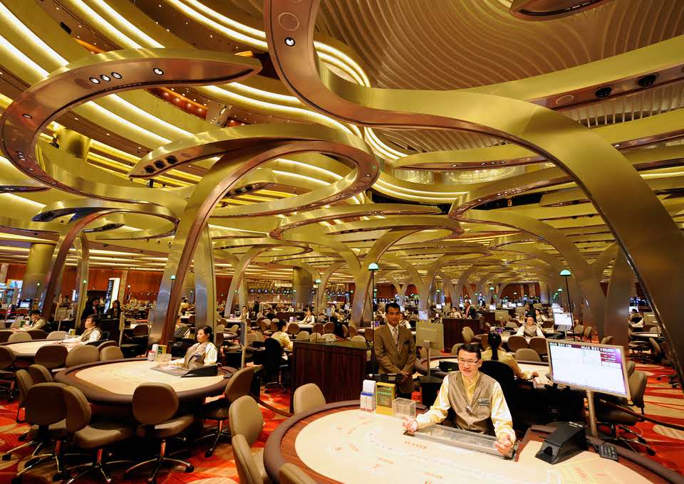 Marina Bay Sands menyediakan kasino mewah di dalamnya. (Foto: Feecha)