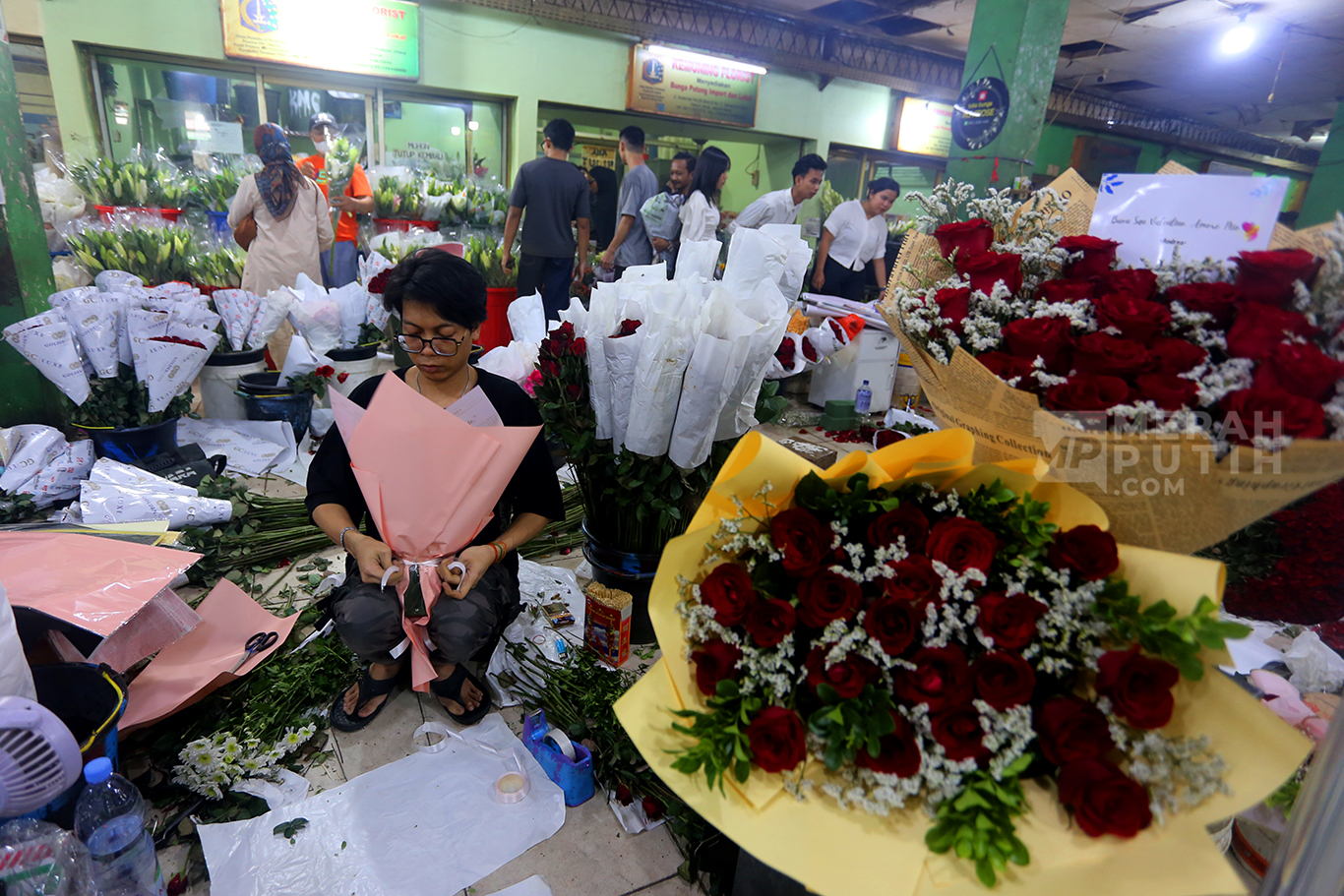 Pengrajin Bucket Bunga Mawar Kebanjiran Order Jelang Hari Valentine di Pasar Kembang Rawa Belong